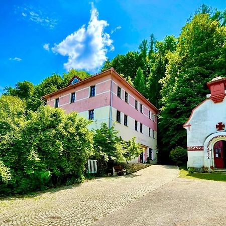 Haraburdi Recyclart Hotel Kostelec nad Orlicí Екстериор снимка