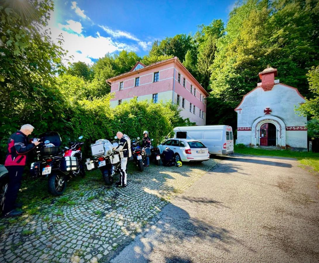 Haraburdi Recyclart Hotel Kostelec nad Orlicí Екстериор снимка
