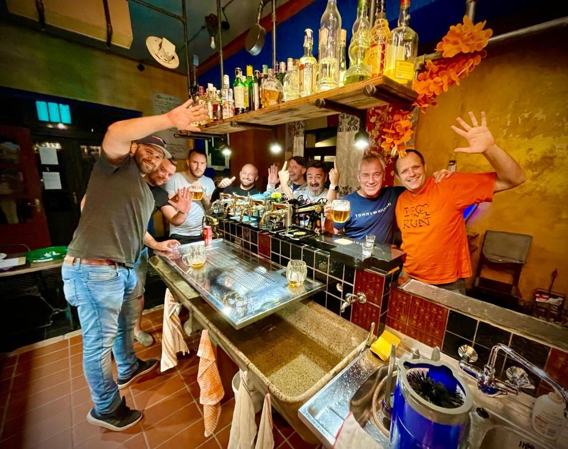Haraburdi Recyclart Hotel Kostelec nad Orlicí Екстериор снимка