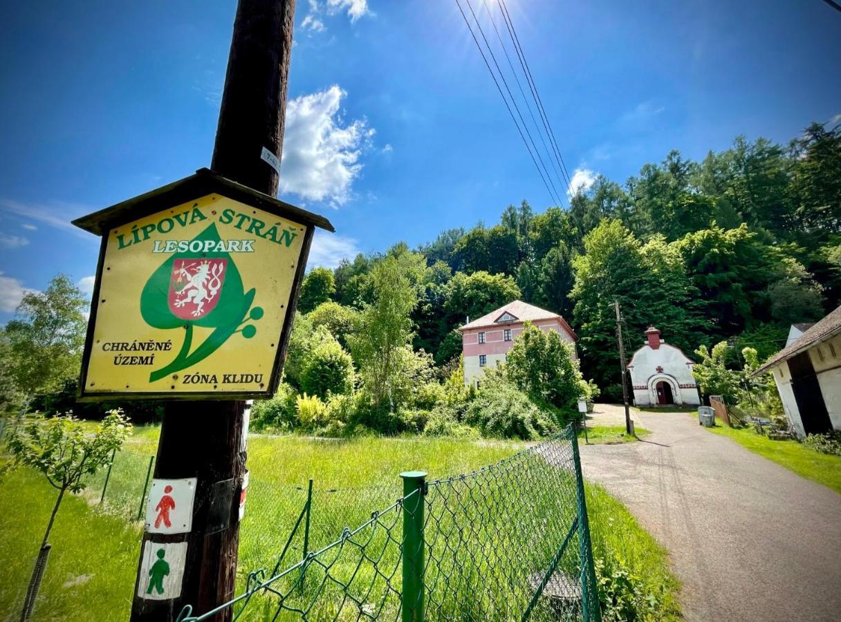 Haraburdi Recyclart Hotel Kostelec nad Orlicí Екстериор снимка