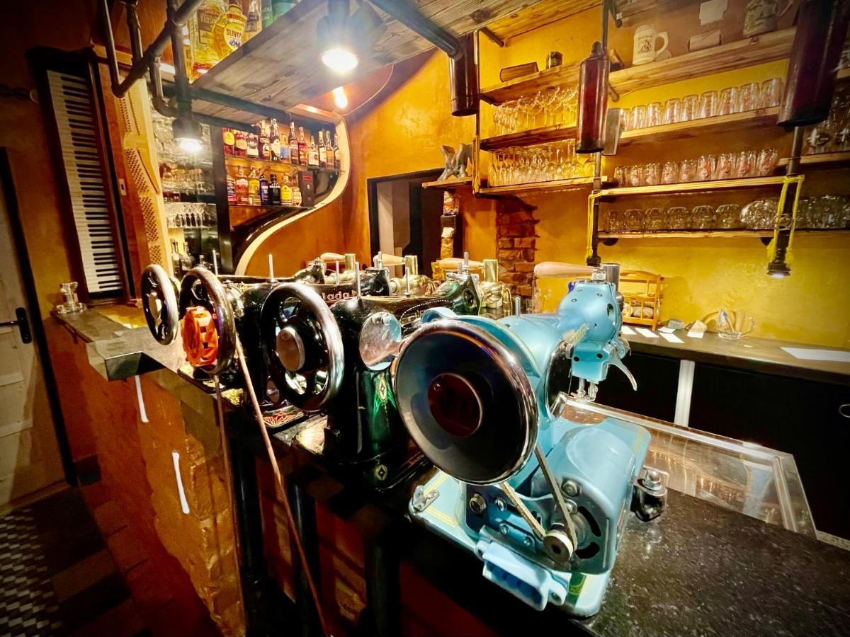 Haraburdi Recyclart Hotel Kostelec nad Orlicí Екстериор снимка
