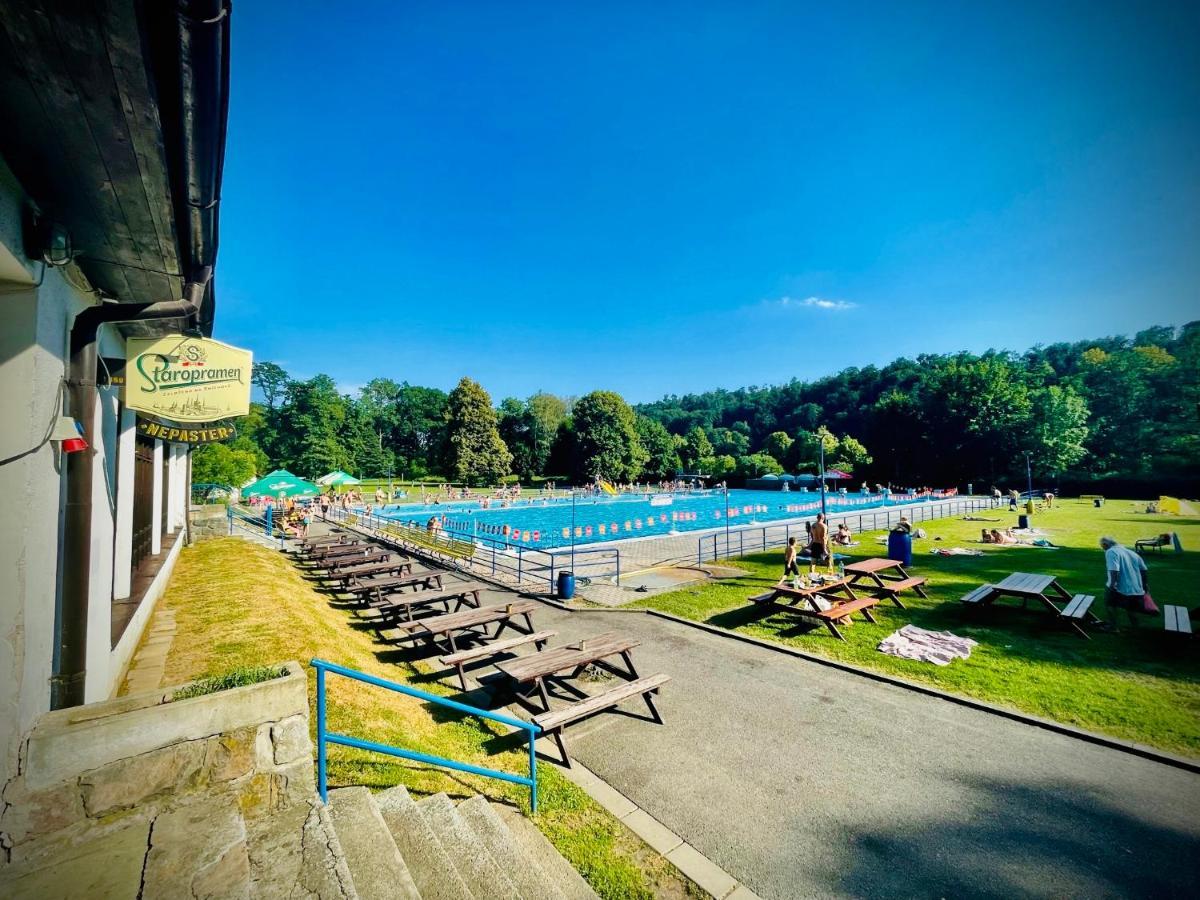 Haraburdi Recyclart Hotel Kostelec nad Orlicí Екстериор снимка